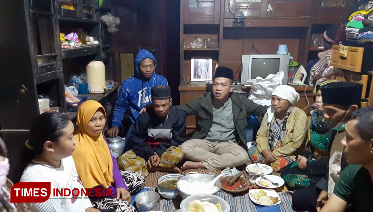 Bupati Bandung HM Dadang Supriatna saat sahur bersama warga kaum dhuafa, di Kampung Cijalumpang, RT 02/RW 13, Desa Waluya, Kec Cicalengka, Kab Bandung, Selasa (27/4/21). (FOTO: Iwa/TIMES Indonesia)