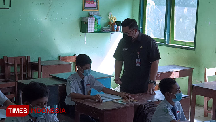 Bupati Kediri Saat bertanya dengan siswa saat proses belajar mengajar (FOTO: Canda Adisurya/TIMES Indonesia)