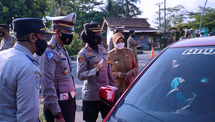 Kapolres saat melakukan penyekatan terhadap sebuah kendaraan di perbatasan. (Foto: Humas Polres Banjar)