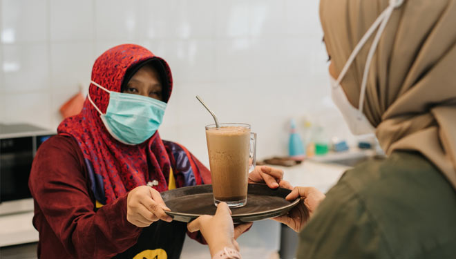 Salah satu penyandang difabel saat menyediakan minuman kopi di kafe. (Foto: Lokalate for TIMES Indonesia)
