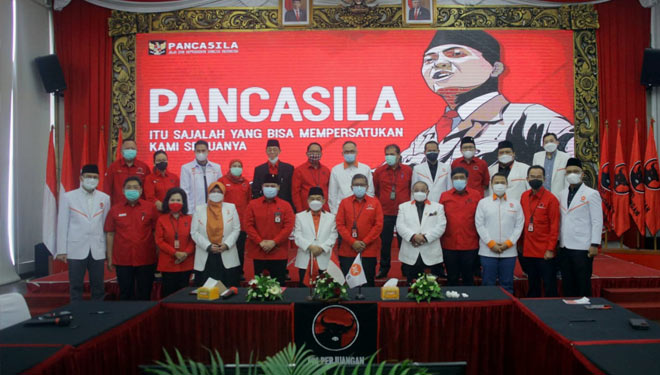 Foto bersama jajaran Pengurus PDI Perjuangan dan PKS di Kantor DPP PDI Perjuangan, Jakarta. (FOTO: Dok. PDIP for TIMES Indonesia).