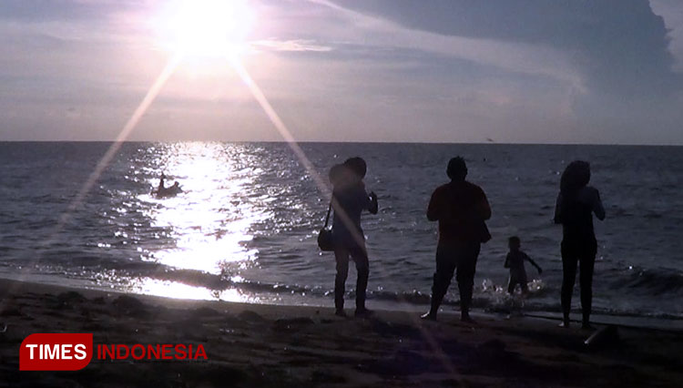 Sejumlah pengunjung Pantai Duta di Paiton Kabupaten Probolinggo, sedang menikmati senja atau Sunset.(Foto: Dicko W/TIMES Indonesia)