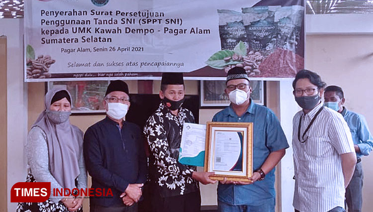 Penyerahan SPPT SNI dari BSN perwakilan Sumsel kepada Owner Kopi Kawah Dempo, (Foto : Asnadi/Times Indonesia)