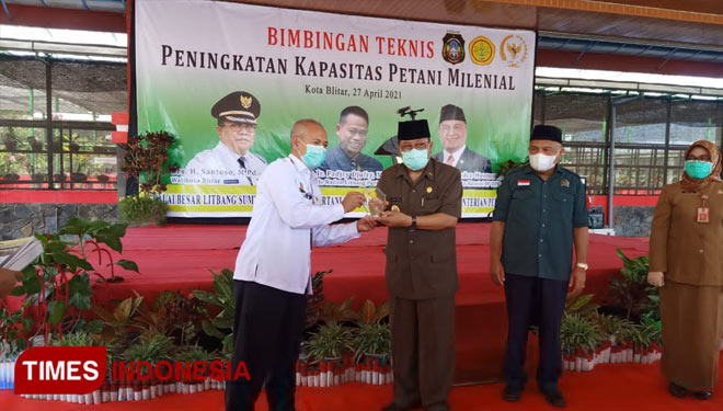 Santoso saat menghadiri bimbingan teknis peningkatan kapasitas kepada petani milenial, di Aula Kebun Holtikultura, Dinas Ketahanan Pangan dan Pertanian Kota Blitar, Selasa (27/4/2021). (Foto: Sholeh/TIMES Indonesia)
