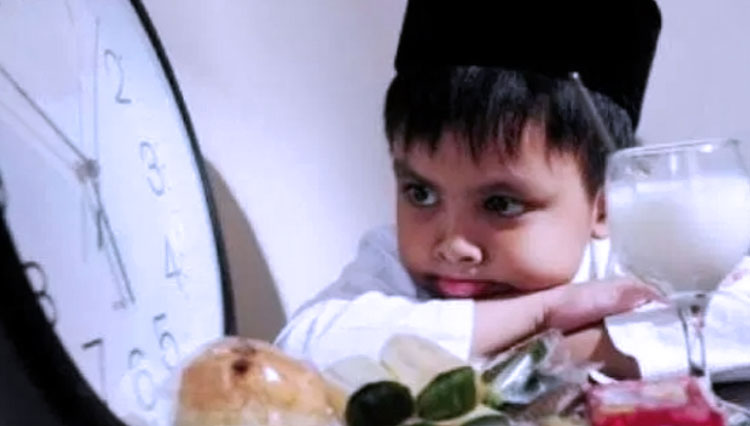 Seorang-Anak-Yang-Sedang-Belajar-Berpuasa-Ramadan-2.jpg