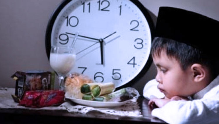 Ilustrasi - Seorang Anak Yang Sedang Belajar Berpuasa Ramadan (FOTO: Dokumen/Popmama)