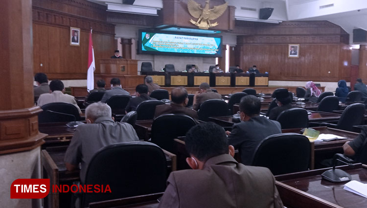 Suasana rapat paripurna nota penjelasan eksekutif  Kabupaten Tuban terhadap Raperda tahun 2021, Selasa (27/04/2021). (Foto: Ahmad Istihar/TIMES Indonesia)