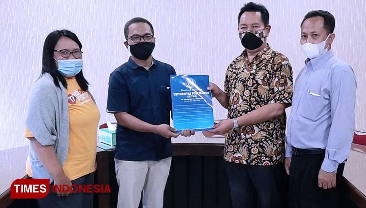 Penandatanganan MoU publikasi Unipma diwakili Warek IV dan TIMES Indonesia. (Foto : BKH Unipma/TIMES Indonesia) 
