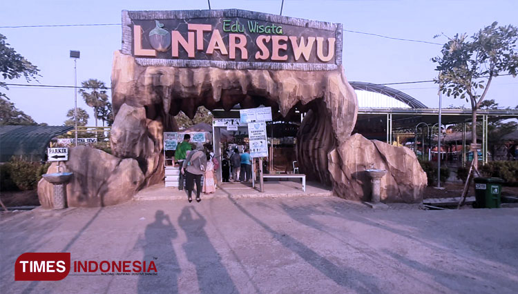 The entrance gate to Lontar Sewu Gresik. (PHOTO: Akmal/TIMES Indonesia)
