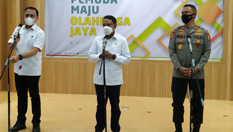 Ketua Umum PSSI Mochamad Iriawan, Menpora Zainudin Amali dan Asops Kapolri, Irjen Imam Sugianto saat memberikan keterangan persnya. (Foto: Dokumentasi Humas Polri)