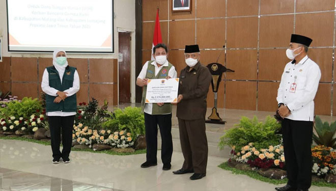 Deputi Bidang Rehabilitasi dan Rekonstruksi BNPB Rifai, ketika menyerahkan bantuan penanganan Gempa Malang kepada Bupati Malang Abah Sanusi. (Foto: Humas Pemkab Malang)