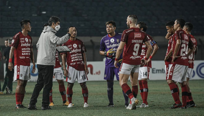 Pelatih Bali United Stefano Cugurra memberikan instruksi pada pemainnya (Sumber foto: baliutd.com)
