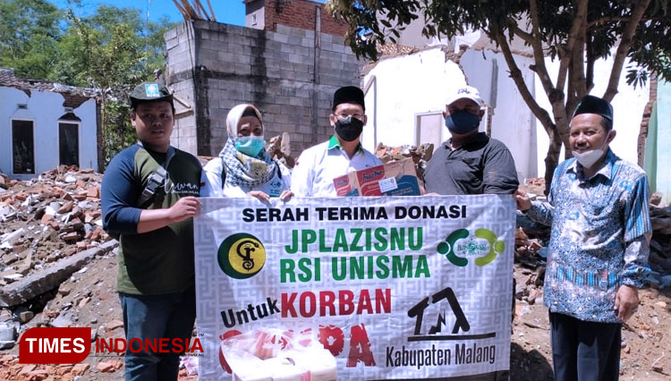 Sabtu (24/4) Tim PLAZISNU RSI Unisma Serahkan Bantuan Paket Sembako ke Dampit. (FOTO: AJP TIMES Indonesia)