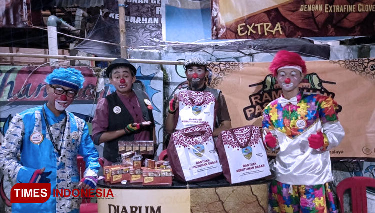 Empat-Badut-Tasikmalaya-di-depan-Mesjid-Al-Wasilah-2.jpg