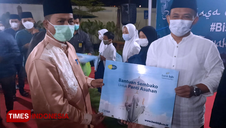 Bupati Bandung HM Dadang Supriatna menyerahkan secara simbolis bantuan sembako untuk panti asuhan dari Bank bjb Soreang, Selasa (27/4) malam. (FOTO: Iwa/TIMES Indonesia)
