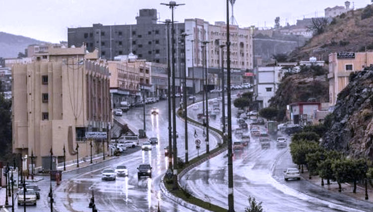 Suasana kota Makkah saat diguyur hujan pada Selasa (27/4). (Foto/spa)