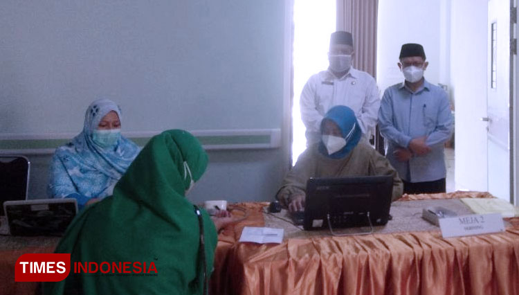 Rabu (28/04), Kunjungan Pihak Depag Kota Malang ditemani Direktur RSI Unisma Malang untuk memantau kegiatan vaksinasi Covid-19 kepada para Calon Jamaah Haji. (FOTO: AJP TIMES Indonesia)