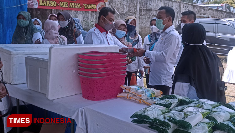 Kepala DKP3 Kabupaten Majalengka, Iman Firmansyah saat meninjau kegiatan bazar pangan murah. (Foto: Jaja Sumarja/TIMES Indonesia)