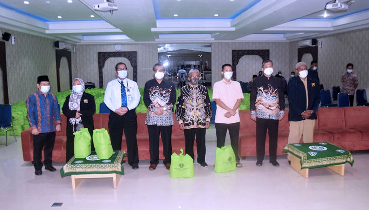 Rektor UAD (keempat dari kiri) didampingi oleh para PRM Yogyakarta. (FOTO: Humas UAD for TIMES Indonesia) 