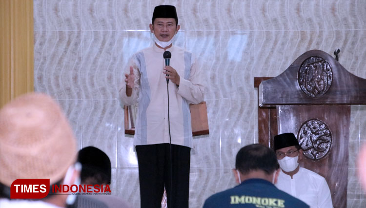 Bupati Yuhronur Effendi mengajak seluruh jamaah Masjid Al Falah Desa Menongo, Kecamatan Sukodadi, Lamongan turut mendoakan seluruh awak kapal selam KRI Nanggala 402, Rabu (28/04/2021), (FOTO: Prokopim for TIMES Indonesia)
