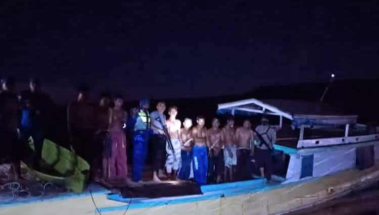 Polairud Polda Maluku Utara saat megamankan pelaku bom ikan beserta kapal dan bahan peledak di Pualu Taliabu. (foto: DOK Polairud Polda Maluku Utara)