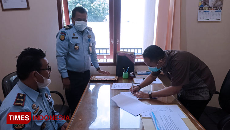 Kalapas Pagaralam didampingi Kasubsi Pembinaan saat melakukan MoU dengan Perpusda Pagaralam. (FOTO: Asnadi/TIMES Indonesia)