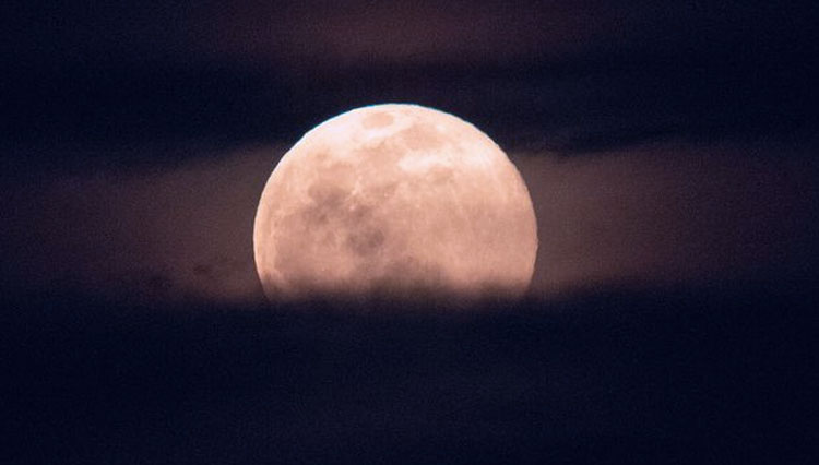 Fenomena Supermoon Pink Moon pada Maret 2020. (FOTO: NASA/Joel Kowsky) 