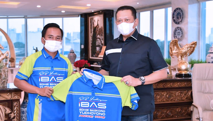 Ketua MPR RI sekaligus Ketua Umum Ikatan Motor Indonesia Bambang Soesatyo saat menerima Ibas Racing Team dibawah binaan Edhie Baskoro Yudhoyono, di Jakarta. (FOTO: Dok. MPR RI)