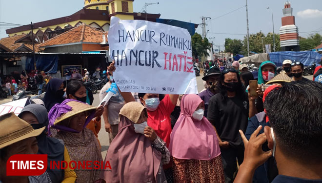 Masyarakat yang melakukan unjuk rasa di depan Pertamina RU VI Balongan Indramayu.(Foto: Muhamad Jupri/TIMES Indonesia)