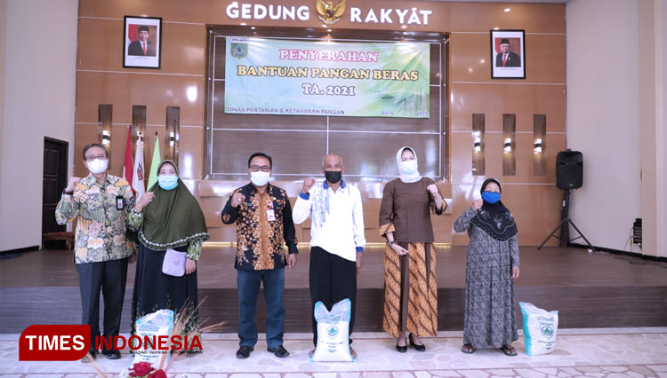 Wali Kota Batu saat menyerahkan bantuan kepada warga Desa Pandanrejo. (Foto: Muhammad Dhani Rahman/TIMES Indonesia)