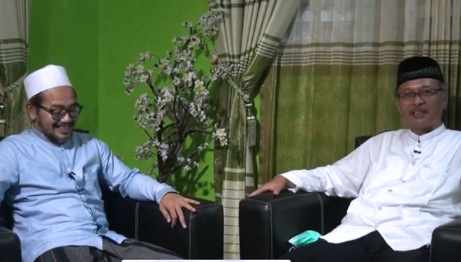 Rektor UIN Maliki Malang, Prof. Dr. Abdul Haris, M.Ag saat berbincang dengan KH. Abdussalam Shohib, Pengasuh Ponpes Mamba'ul Ma'arif Denanyar. (Foto: Tangkapan Layar)