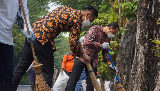 Wali Kota Surabaya Eri Cahyadi bersama jajarannya membersihkan jalan Ahmad Yani. (FOTO: Humas Pemkot Surabaya for Times Indonesia) 
