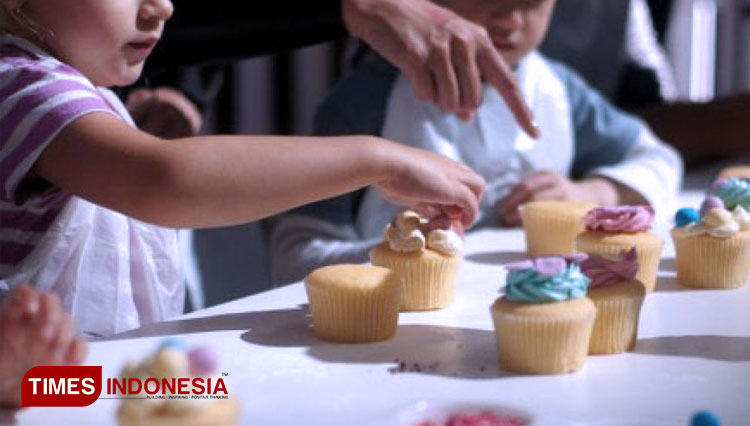 The kids having fun with decorating the cupcake at éL Hotel Grande Malang.(Photo: éL Hotel Grande Malang for TIMES Indonesia)