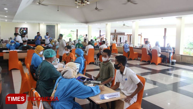 Suasana vaksin massal di Holiday Resort Lombok. (Foto-foto: Hotel Holiday Resort Lombok for TIMES Indonesia)