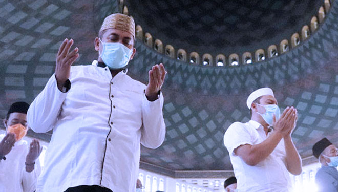 Salat berjamaah di Masjid Al Akbar Surabaya. (FOTO: Dok.TIMES Indonesia)