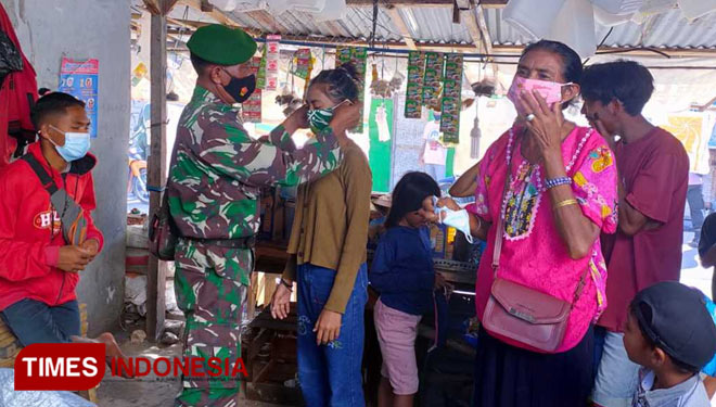 Tekan Angka Covid-19 di Sumba Timur, Personel TNI Polri Sinergi Bagikan Masker
