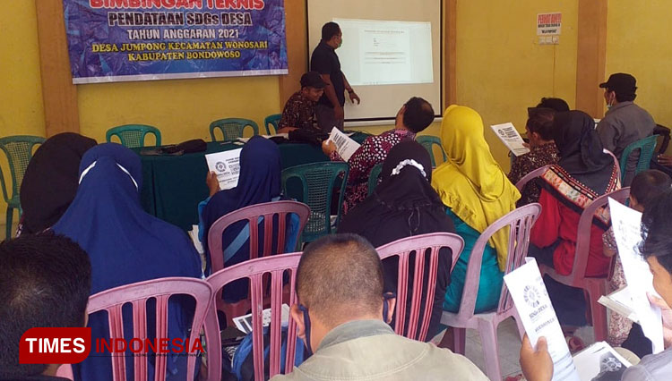 PIC SDGs Kecamatan Wonosari sekaligus Pendamping Desa, Evril Kasino saat memberikan penjelasan terkait teknis SDGs desa di Desa Jumpong (FOTO: Moh Bahri/TIMES Indonesia).