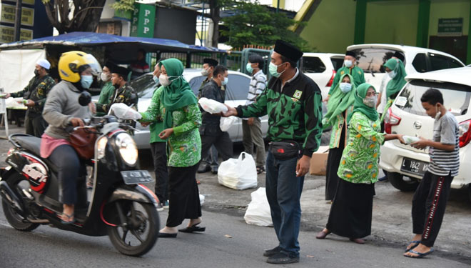 Para pengurus DPW PPP Jatim juga berbagi takjil kepada warga di sepanjang jalan Kendangsari, Surabaya, Rabu (28/4/2021) petang.(Dok.PPP Jatim) 