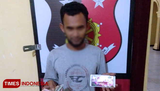 Pelaku transaksi jual beli chip higgs domino memperlihatkan barang bukti (T. Khairul Rahmat Hidayat/TIMES Indonesia)