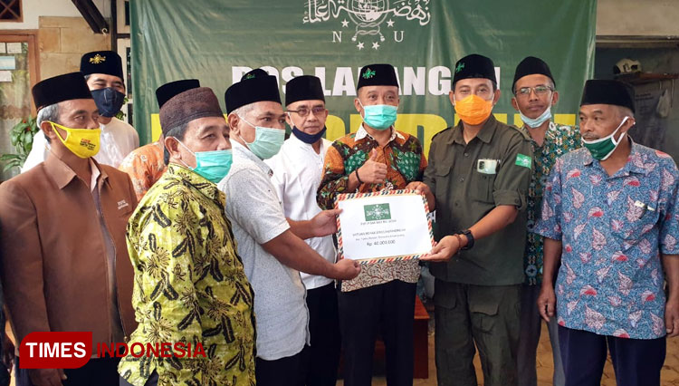 Penyerahan bantuan rehab sekolah dan madrasah dari LP Ma'arif NU Jatim. (Foto: LP Ma'arif NU Jatim for TIMES Indonesia)