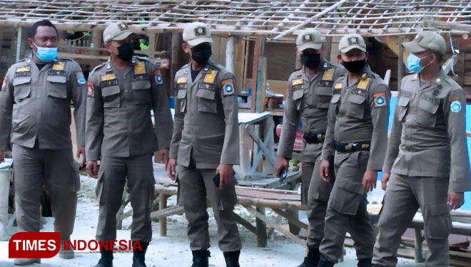Proses pembongkaran warung remang B