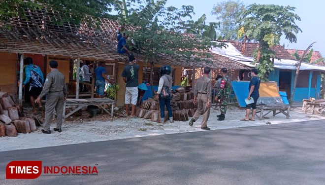 Proses pembongkaran warung remang yang dilakukan oleh warga Desa Sekarbagus Kecamatan Sugio, Kabupaten Lamongan, Kamis (29/4/2021). (FOTO: MFA Rohmatillah/ TIMES Indonesia)