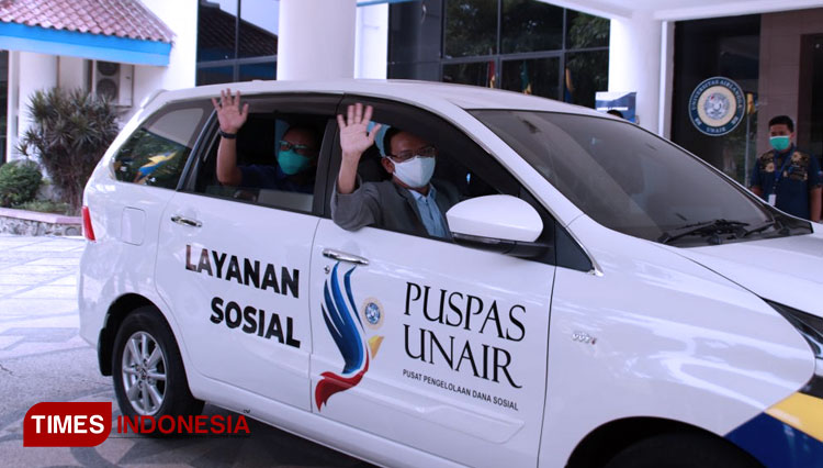 PROF. Dr. Mohammad Nasih, SE., MT., Ak. bersama jajaran pimpinan saat mencoba mengendarai mobil fasilitas layanan sosial. (FOTO: AJP TIMES Indonesia)