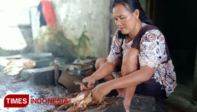 Proses pembersihan bulu dari kulit sapi sebelum diiris tipis. Proses ini membutuhkan waktu cukup lama dan ketelatenan agar hasil rambak maksimal (FOTO: Moh Bahri/TIMES Indonesia).