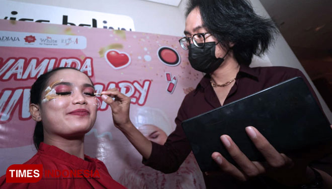 Viva Muda saat melakukan make up art di perayaan 1 tahun Anniversary Viva Muda, Rabu (28/4/2021). (Foto: Khusnul Hasana/TIMES Indonesia)