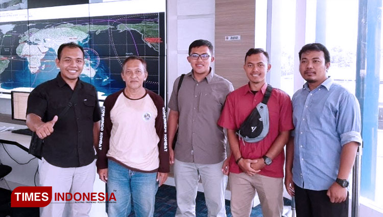 Apt Arifin Santoso MSc (Baju Hitam) bersama timnya saat kunjungan ke Kantor Lapan di Rancabungur, Bogor, Jawa Barat. (FOTO : Arifin for TIMES Indonesia)