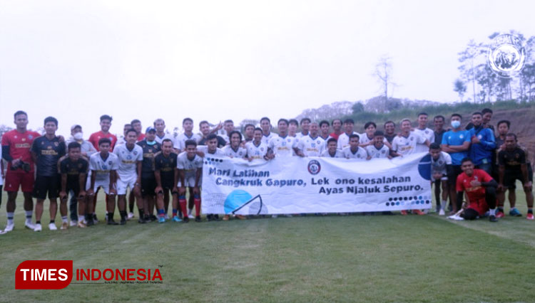 Tim Arema FC di akhir latihan sore tadi (FOTO: Ovan Setiawan/TIMES Indonesia) 