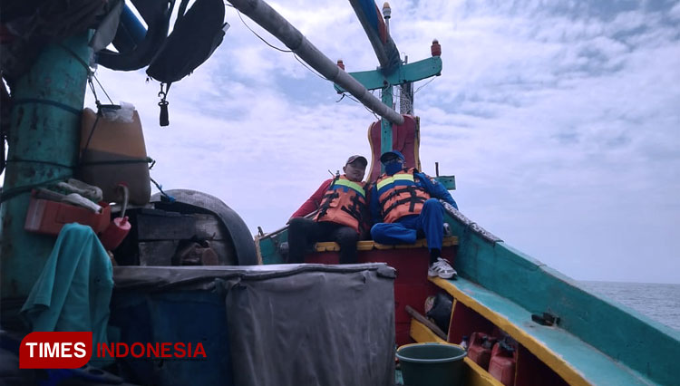 Tim BPCB Jatim saat melakukan pencarian titik keberadaan Kapal Van Der Wijck, di perairan Brondong Lamongan, Kamis (29/4/2021). (FOTO: Disparbud Lamongan for TIMES Indonesia)