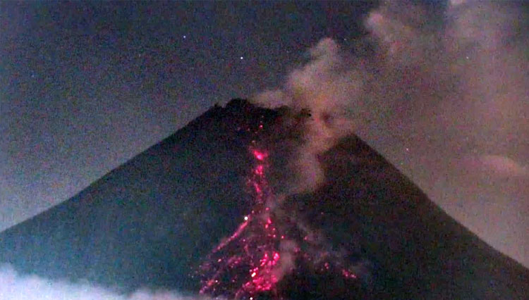 Suasana Gunung Merapi saat mengeluarkan lava pijar pada Kamis (29/4/2021) malam pukul 21.14. (FOTO: BPTTKG)