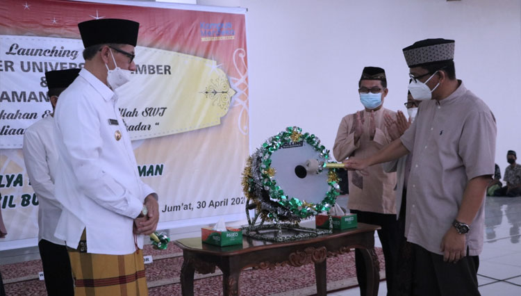 Rektor Universitas Jember Iwan Tarunan (kanan) bersama Wakil Bupati Jember Gus Firjaun (kiri) meresmikan Halal Center Universitas Jember. (Foto: Humas Unej for TIMES Indonesia)